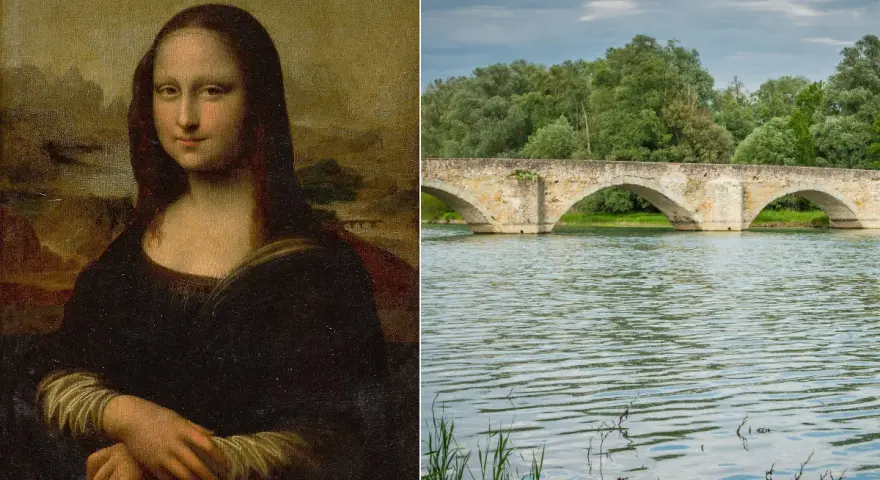 La Gioconda sorride vicino al Ponte Buriano, un antico ponte ad archi in pietra che attraversa un fiume circondato da alberi verdi.