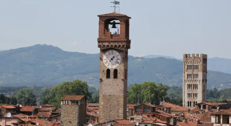 La torre delle ore di Lucca domina il paesaggio urbano con il suo grande orologio.