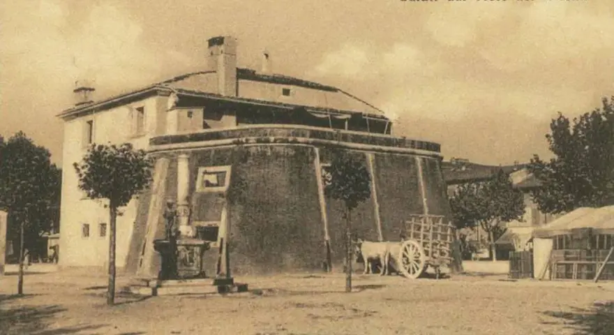 Il fortino di Forte dei Marmi, con un carro trainato da buoi e un fontanile.