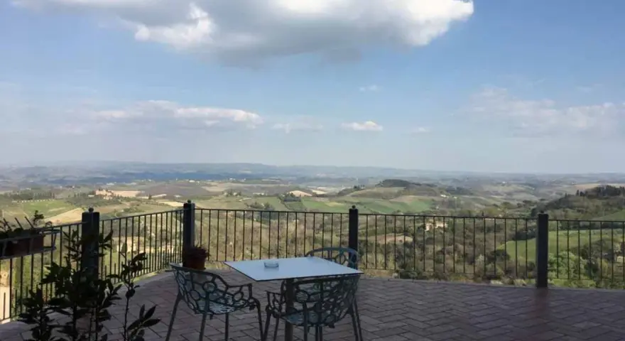 Terrazza con vista panoramica sulle colline toscane, ideale per godersi la pace della foresteria del monastero di San Girolamo.