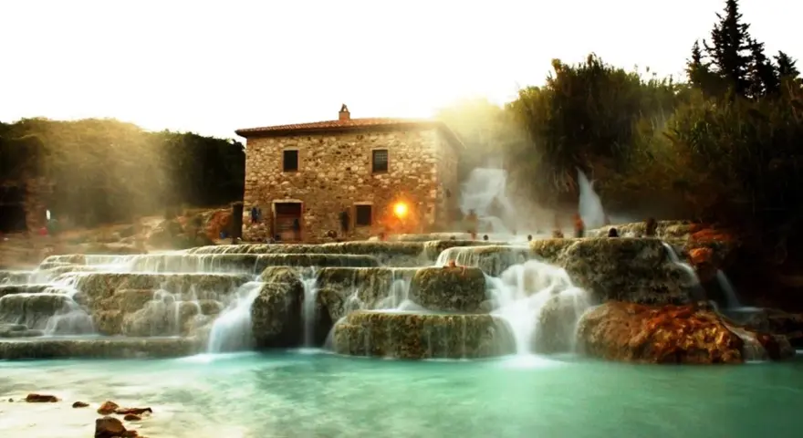 Cascate termali con un antico mulino, un luogo magico da scoprire tra le cose da vedere a Saturnia.