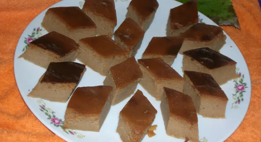 Fetta di tortelli di castagne di Marradi, un dolce tradizionale dal sapore autunnale.