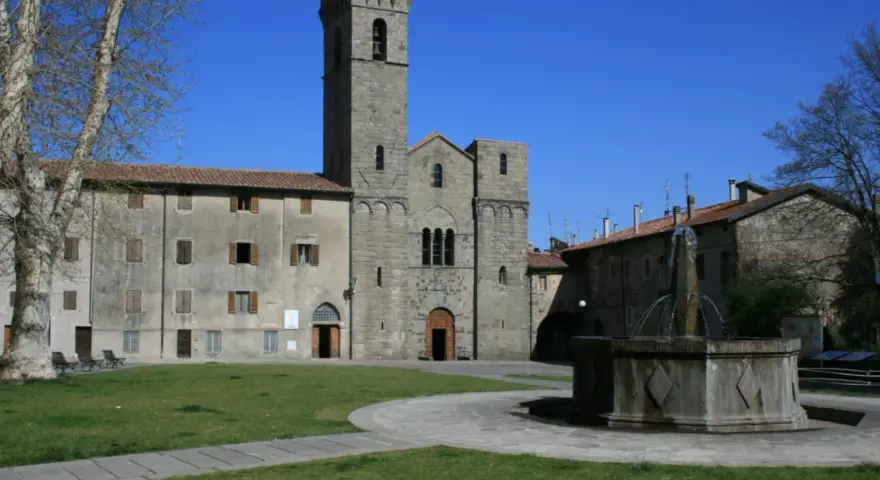 Piazza con fontana e la torre dell'Abbazia di San Salvatore sul Monte Amiata.
