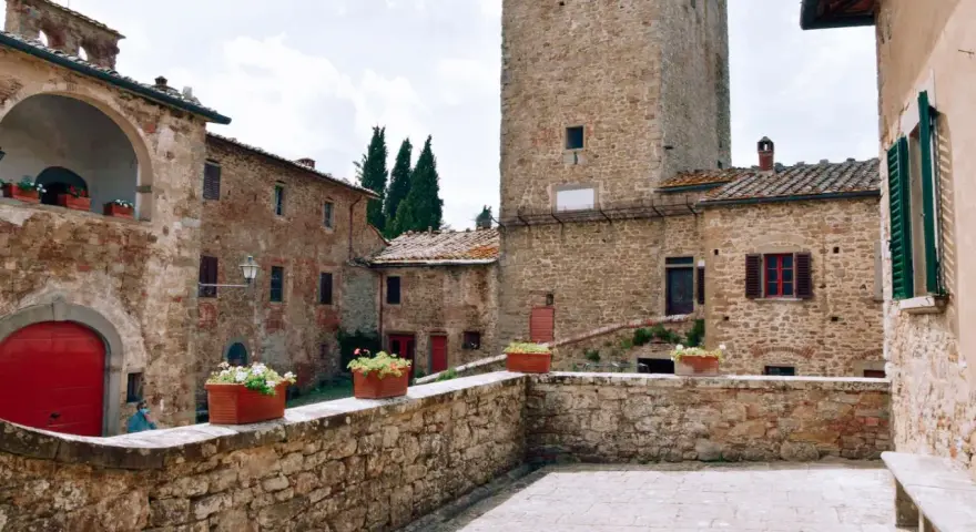 Gargonza: cosa vedere in questo borgo medievale con la sua torre imponente e i suoi vicoli suggestivi.