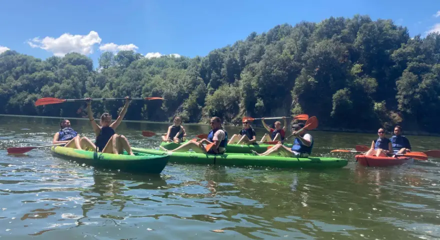 Gruppo di amici in kayak sul lago di Bilancino, godendosi una giornata di sole e natura.