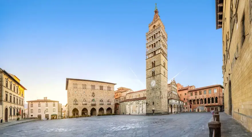 Piazza del Duomo con la maestosa cattedrale di San Zeno e il suo campanile svettante, sotto un cielo azzurro.