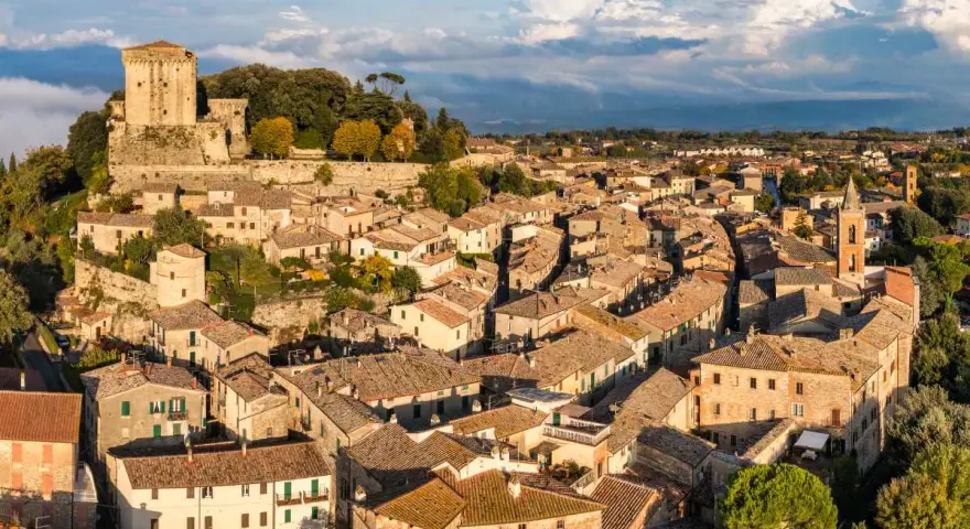 Sarteano cosa vedere: vista aerea del borgo medievale con il castello in cima alla collina e le case con i tetti in cotto.