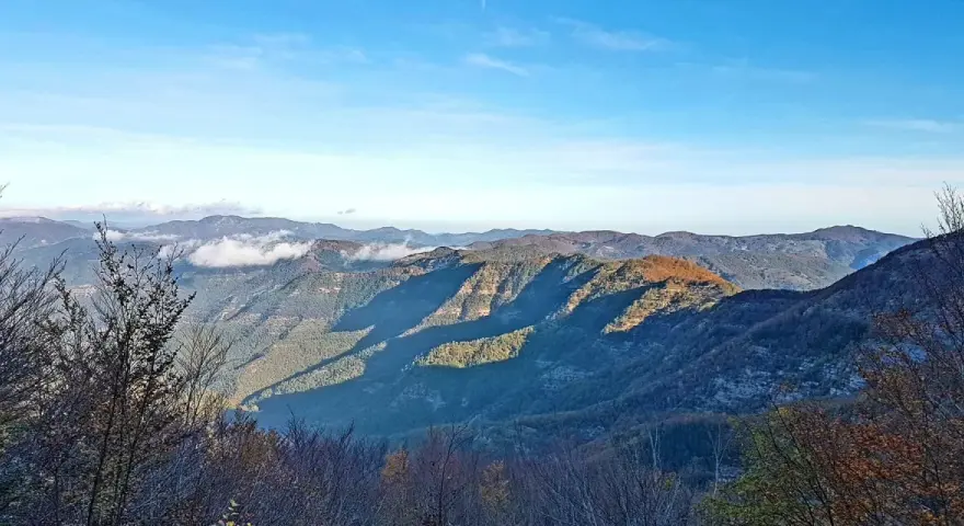 Viste panoramiche del monte Falterona con ombre lunghe e cielo azzurro.