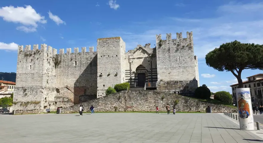 Il Castello dell'Imperatore, un must per chi cerca cosa vedere a Prato, si erge maestoso in una piazza soleggiata.