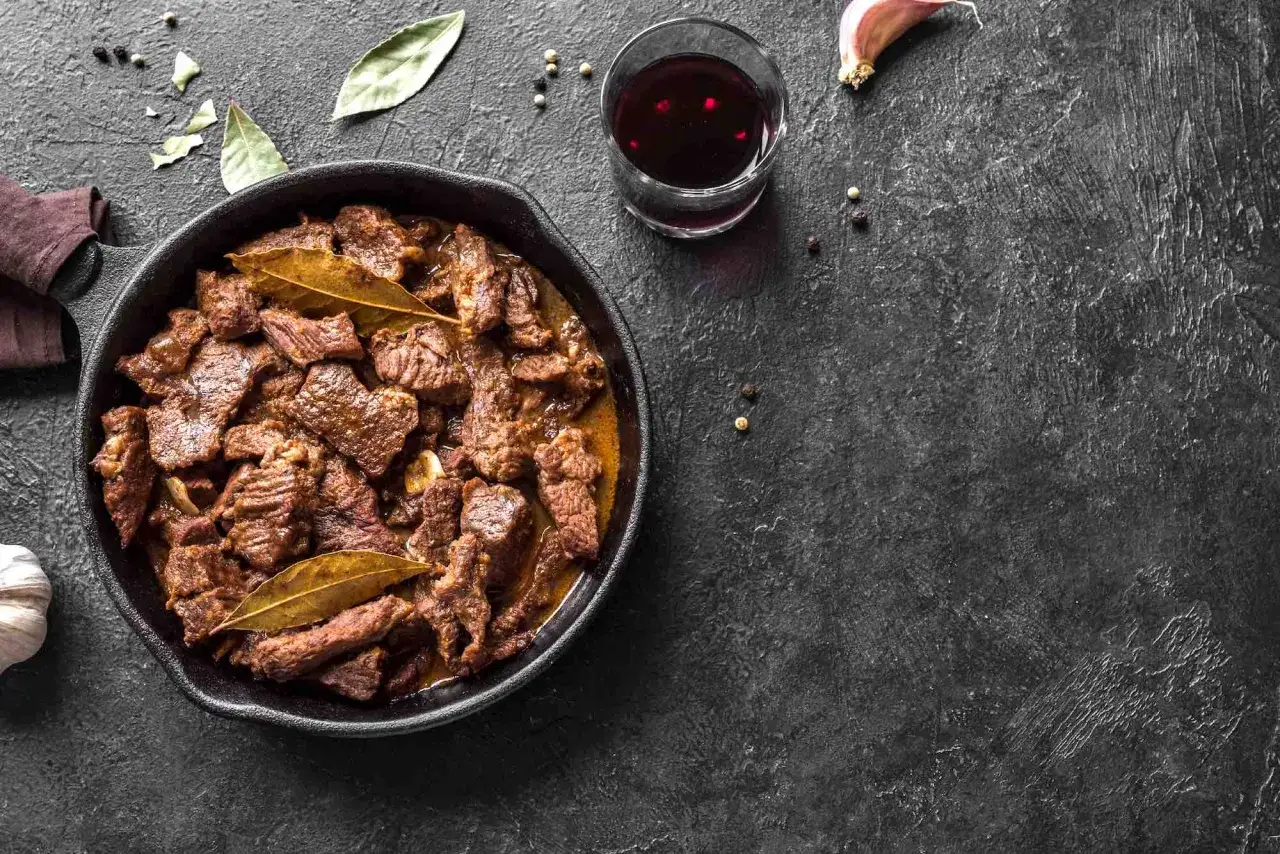Spezzatino di cinghiale toscano in padella, con vino rosso, aglio e alloro.