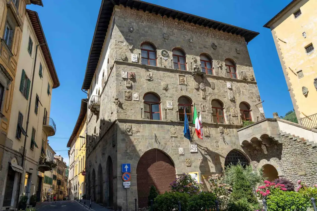 Palazzo dei Priori a Pescia, con la sua facciata in pietra ricca di stemmi, &egrave; un luogo affascinante da vedere.