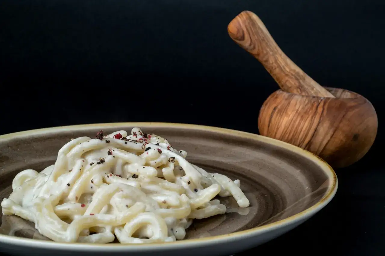 Pici cacio e pepe, un classico da provare a Siena. Un piatto cremoso e saporito, perfetto per scoprire cosa mangiare.