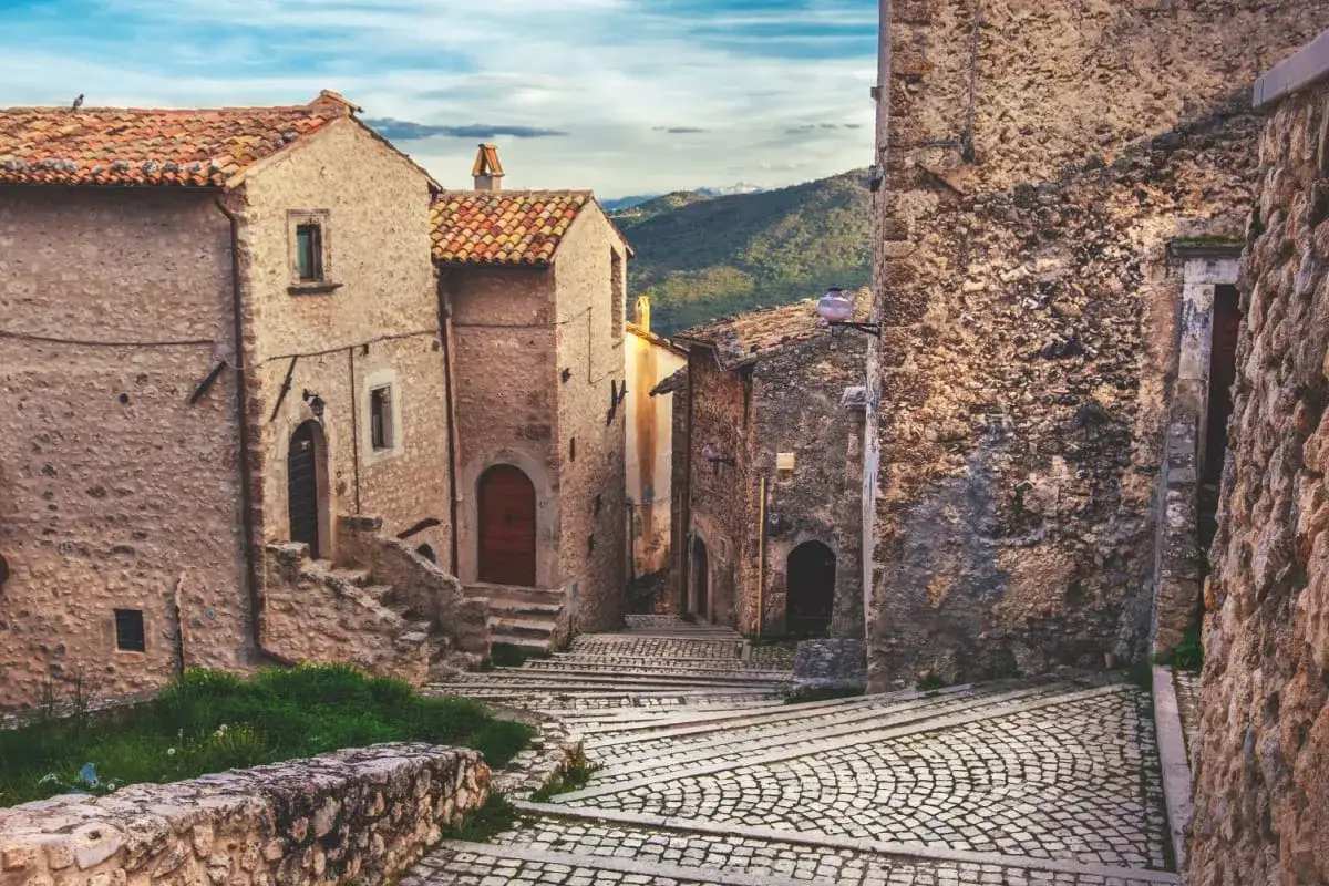 Un vicolo lastricato sale tra antiche case in pietra a Pieve Santo Stefano. Cosa vedere? L'atmosfera autentica di un borgo senza tempo.