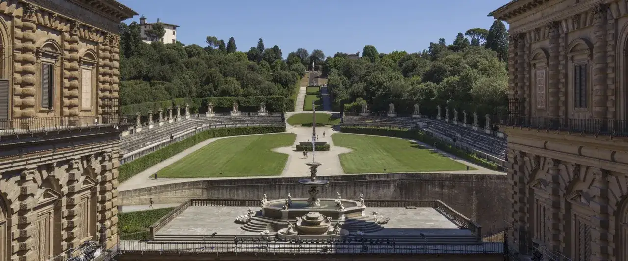 Giardini di Boboli visti da Palazzo Pitti, con fontana, obelisco e scalinate monumentali immerse nel verde.