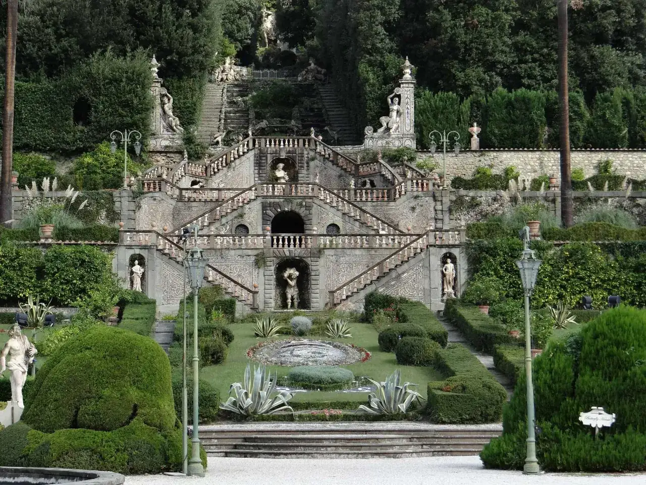 Giardini di Villa Torrigiani a Camigliano, vicino a Collodi paese, con scalinate barocche, statue e siepi curate.