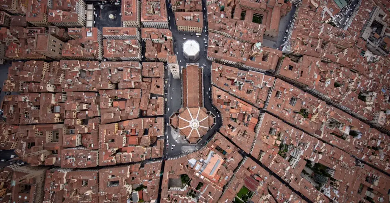 Vista aerea di Firenze, con la cupola del Duomo e il campanile che dominano il panorama urbano. Un'istantanea di Firenze in un giorno.