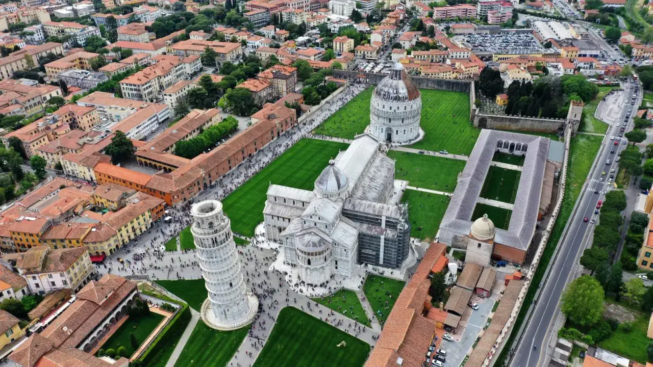Vista aerea della Piazza dei Miracoli a Pisa: la Torre Pendente, il Duomo e il Battistero. Un luogo iconico per scoprire cosa fare a Pisa.