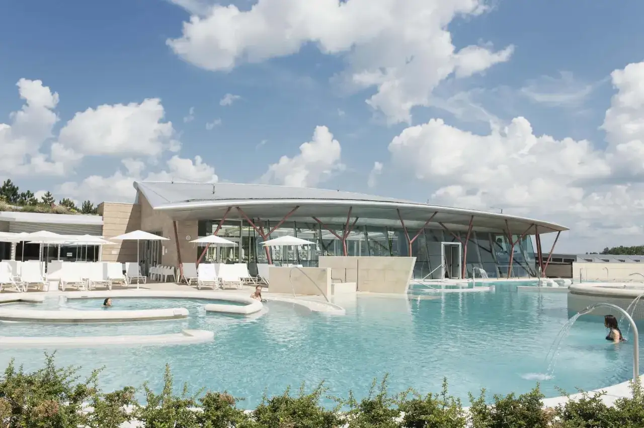Piscine termali e architettura moderna: ecco cosa vedere a Chianciano Terme per un relax indimenticabile.