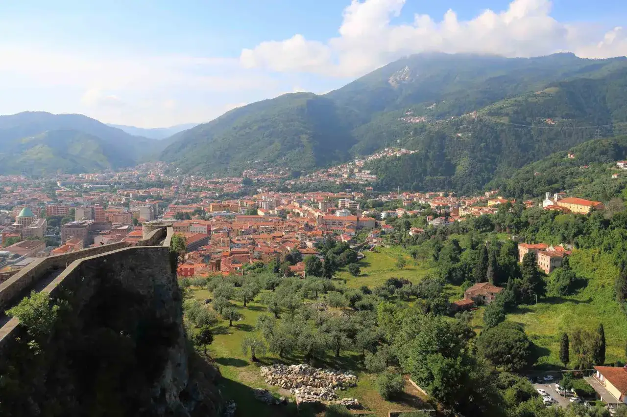 Vista panoramica di Massa, con il centro storico, le colline verdi e le montagne sullo sfondo. Un luogo incantevole da scoprire, tra storia e natura.