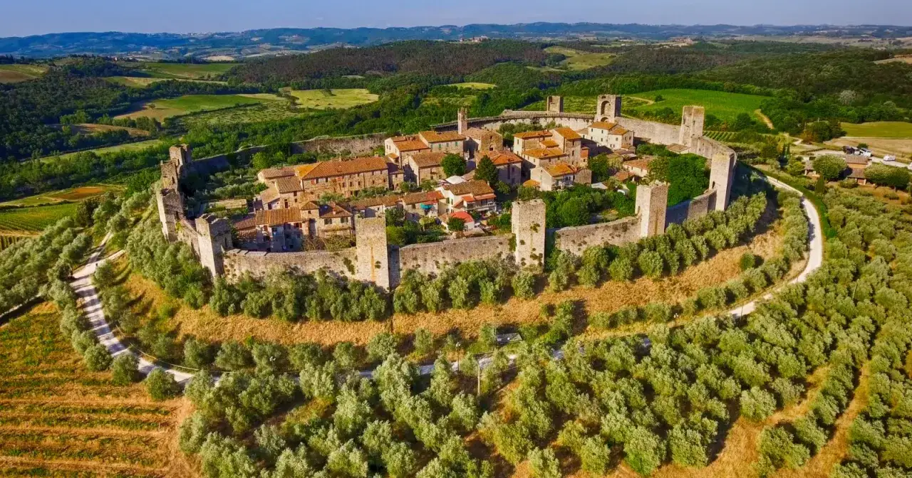 Borgo medievale fortificato su una collina, circondato da uliveti e vigneti. Un gioiello tra i paesaggi di Pisa e dintorni.