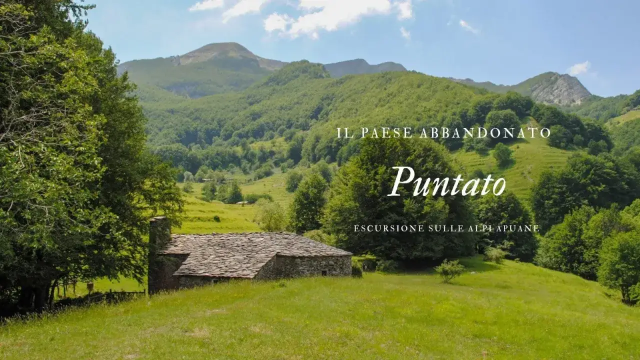 Un antico borgo abbandonato, Puntato, immerso nel verde delle Alpi Apuane.