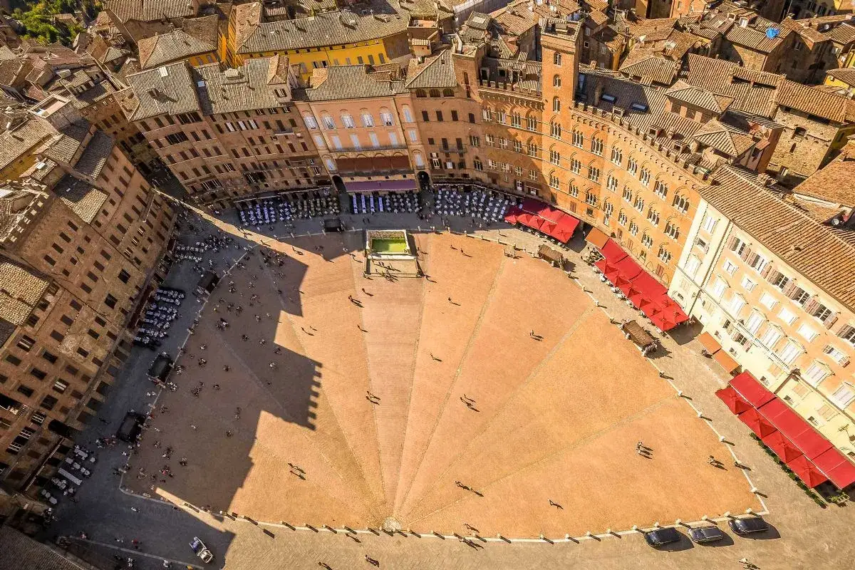 Vista aerea della Piazza del Campo di Siena, con i suoi edifici storici e la caratteristica forma a conchiglia.