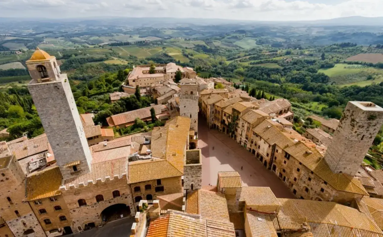 Gargonzola: cosa vedere in questo borgo medievale con torri svettanti e tetti in cotto, immerso nel verde delle colline toscane.