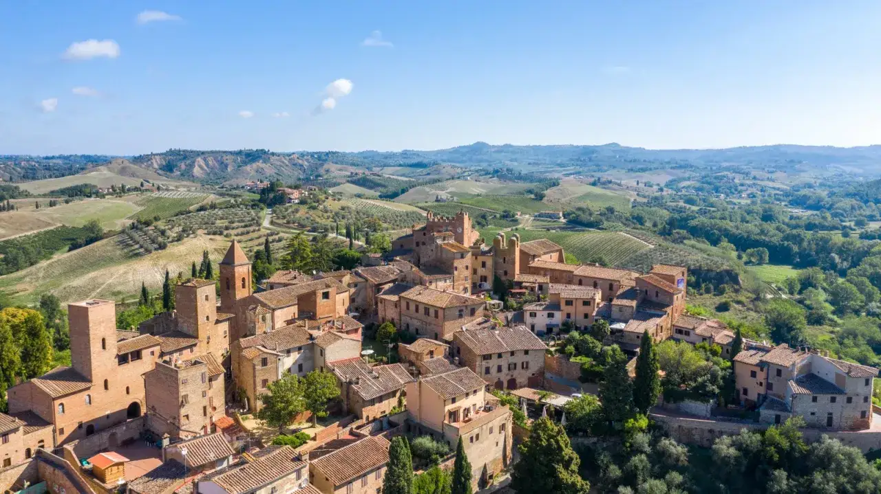 Vista aerea di Certaldo, borgo medievale in Toscana. Tra le cose da vedere: torri, case in pietra e colline circostanti.