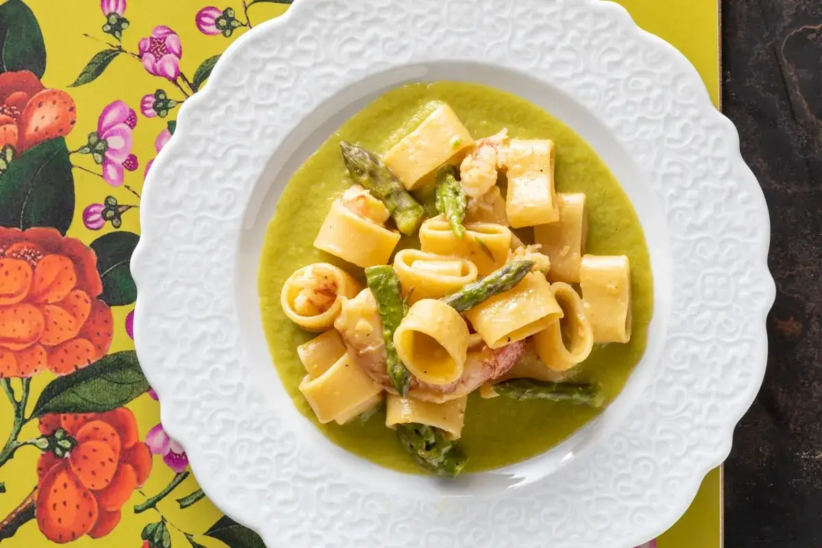 Piatto di paccheri con crema di asparagi e gamberi, un'idea per i primi piatti pasquali toscani.