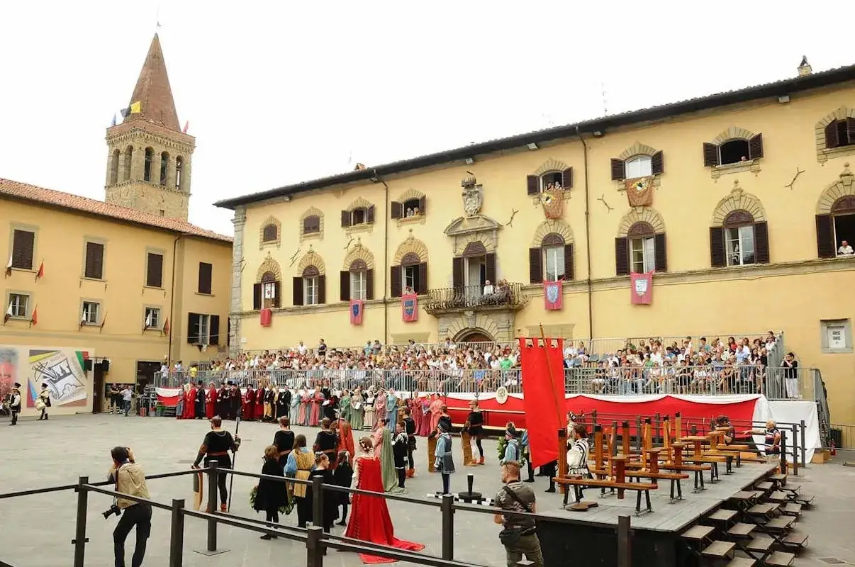 San Sepolcro: rievocazione storica in piazza con figuranti in costume, pubblico e palazzi storici. Cosa vedere a San Sepolcro in un giorno di festa.