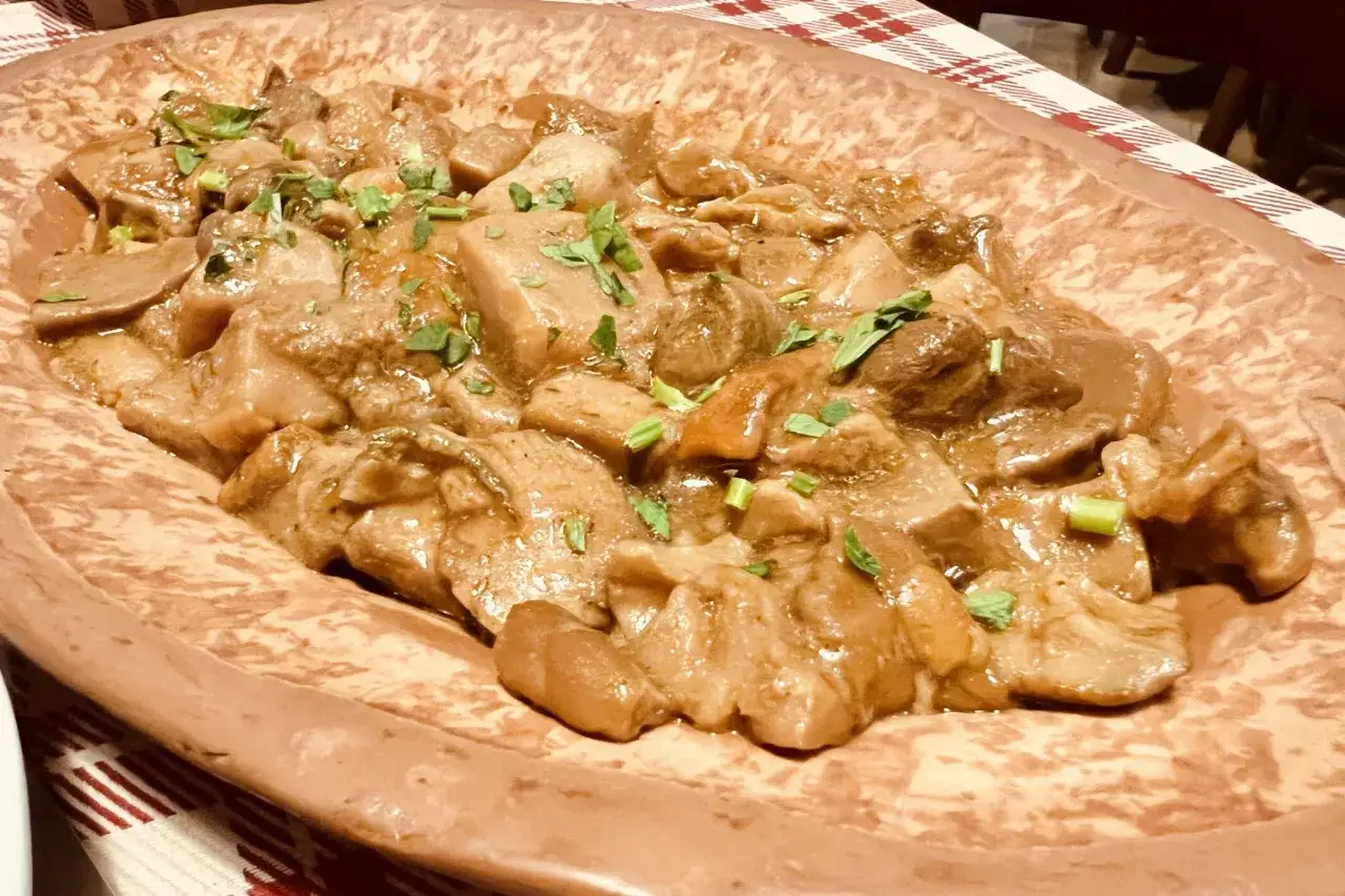Un saporito spezzatino di funghi, un classico da provare ad Arezzo cosa mangiare.