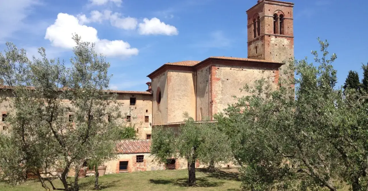 Antico complesso in Toscana, con torre campanaria e ulivi, dove è stato girato il paziente inglese.