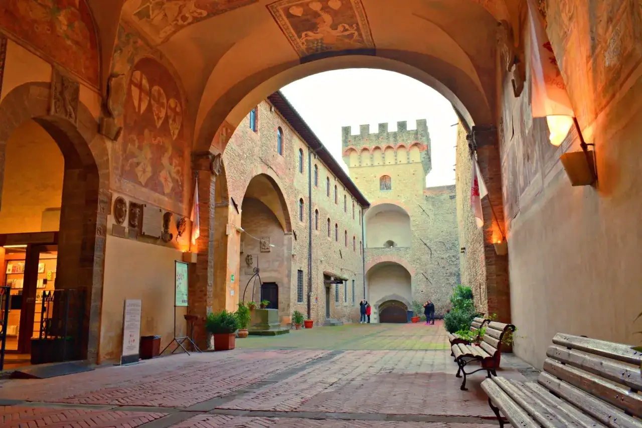 Cortile storico con affreschi e torre medievale, un luogo incantevole a Scarperia e San Piero.