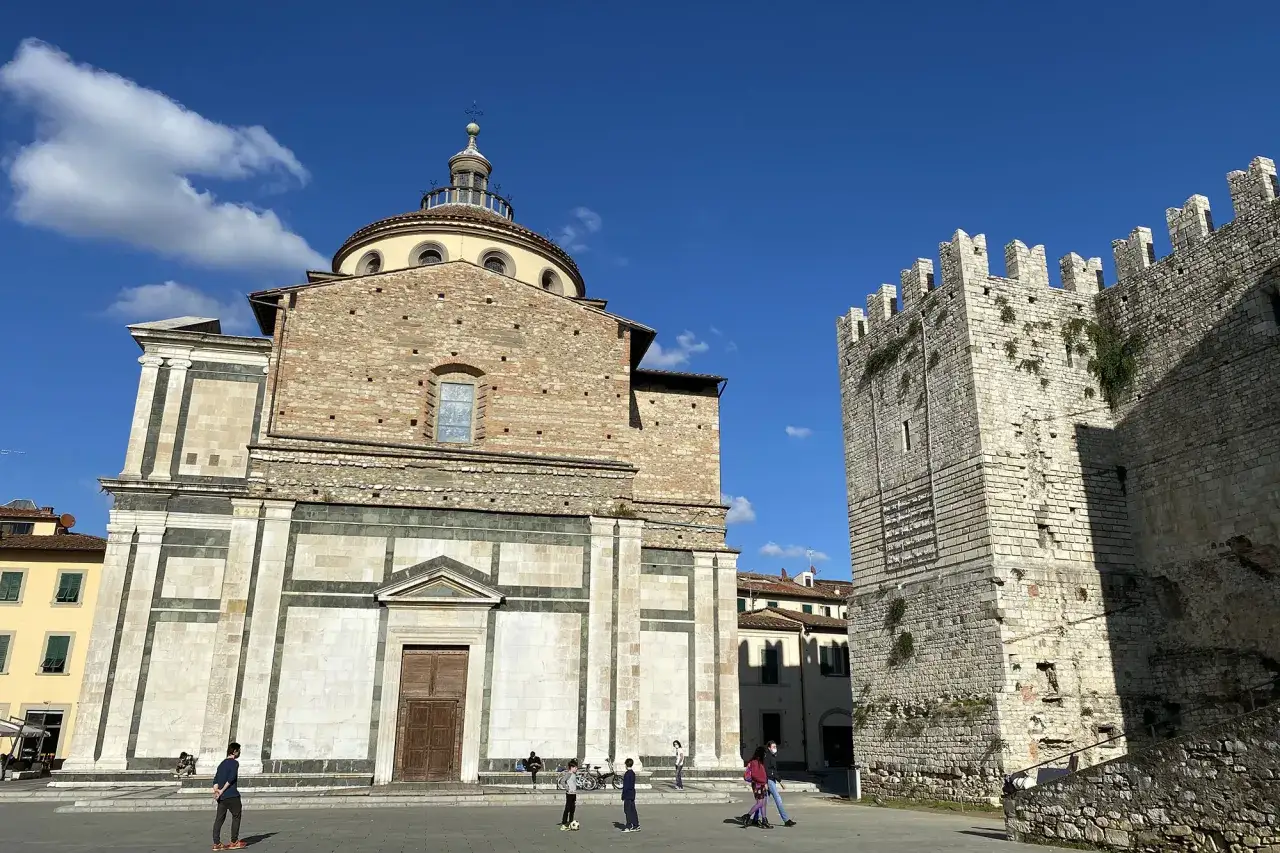 Piazza del Duomo a Prato: la cattedrale con cupola e la torre medievale. Un luogo da scoprire, tra storia e architettura, per chi cerca cosa vedere a Prato.