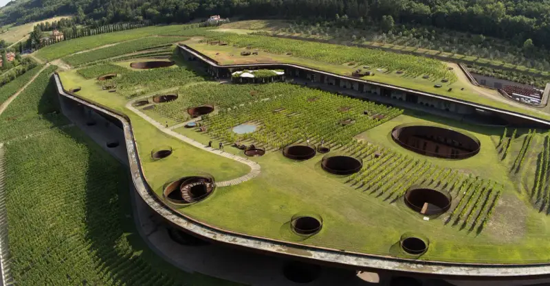 Cantina Antinori nel Chianti Classico, un capolavoro architettonico immerso nei vigneti toscani.