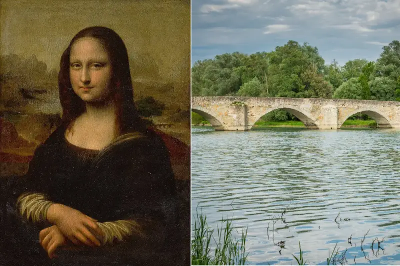 La Gioconda sorride vicino al Ponte Buriano, un antico ponte ad archi in pietra che attraversa un fiume circondato da alberi verdi.